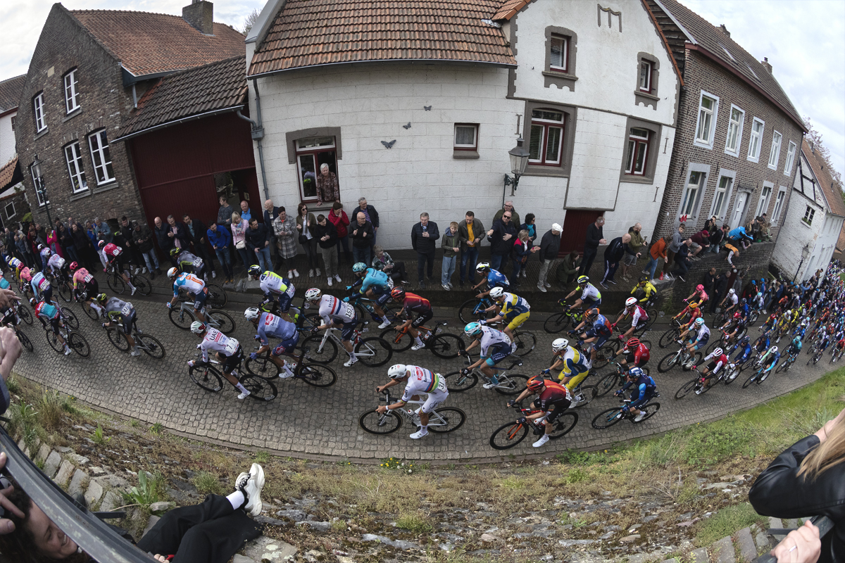 Amstel Gold Race 2024 - Traditional buildings on the Maasberg with Mathieu van der Poel among the riders