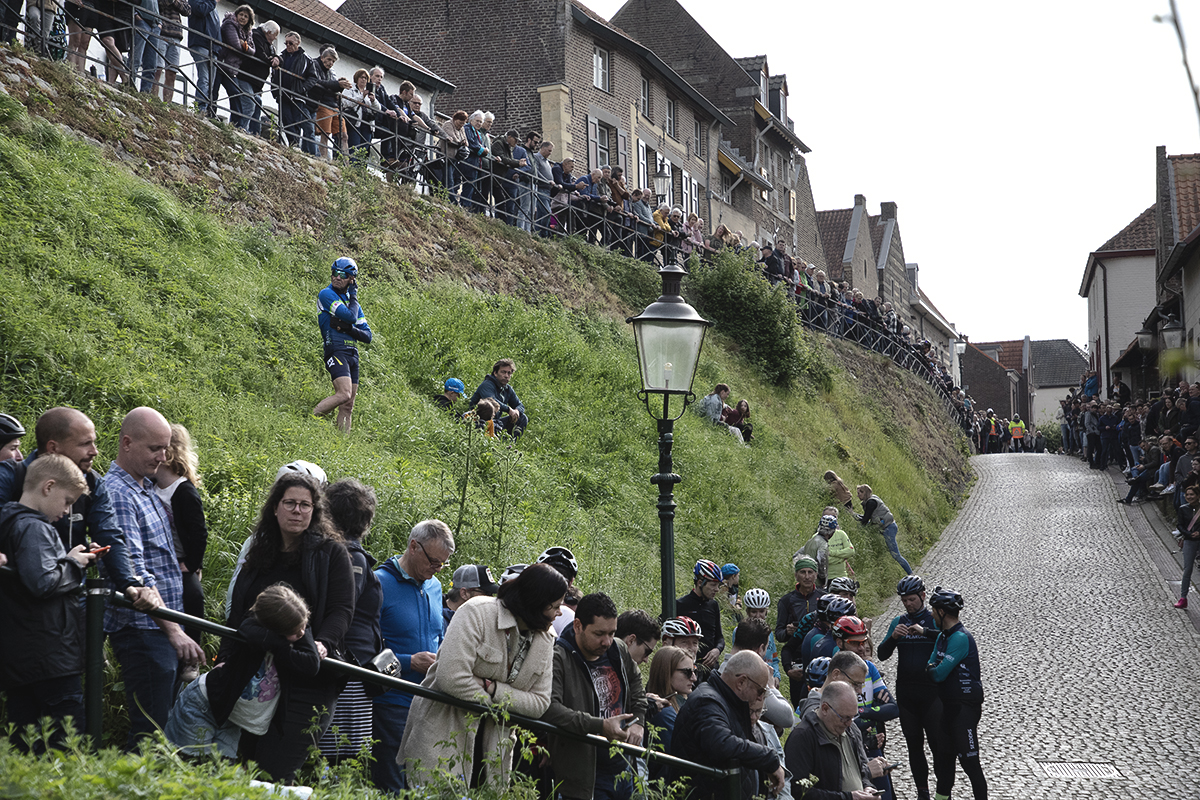 Amstel Gold Race 2024 - Crowds of spectators line the Massberg before the Amstel Gold race arrives. 