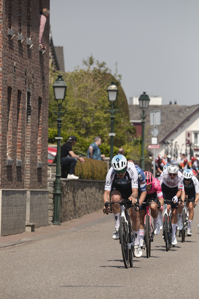 Amstel Gold Race 2025 - A group of riders race through Epen