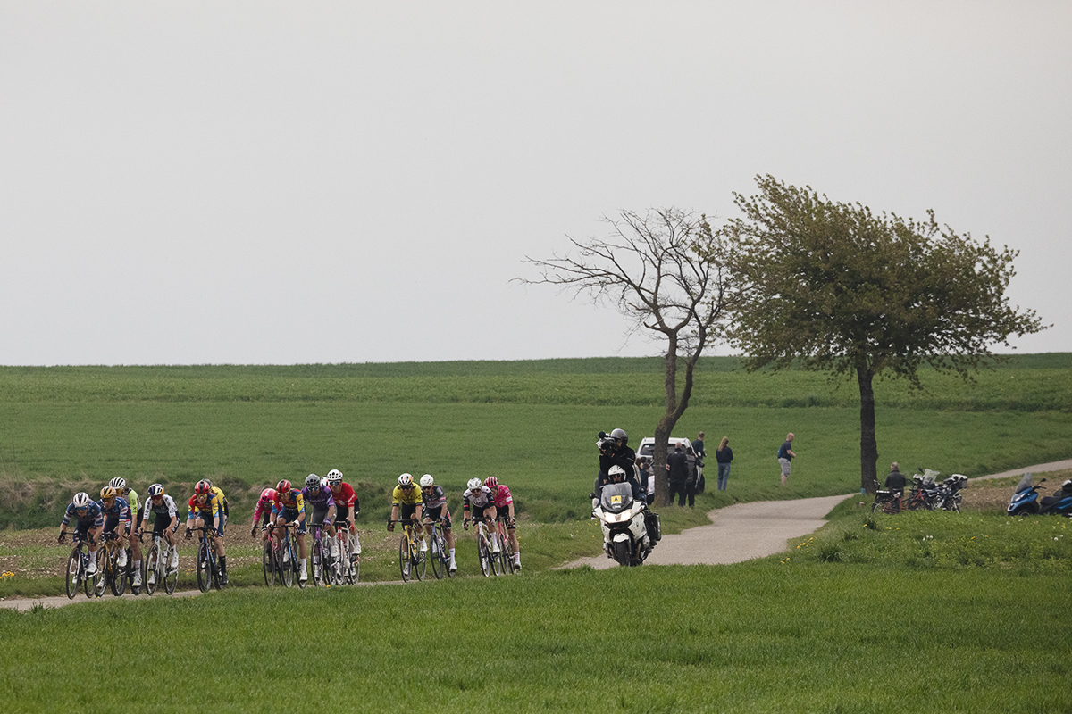 Amstel Gold Race 2025 - An elite group of riders pursues Tadej Pogačar down Schaapsdries