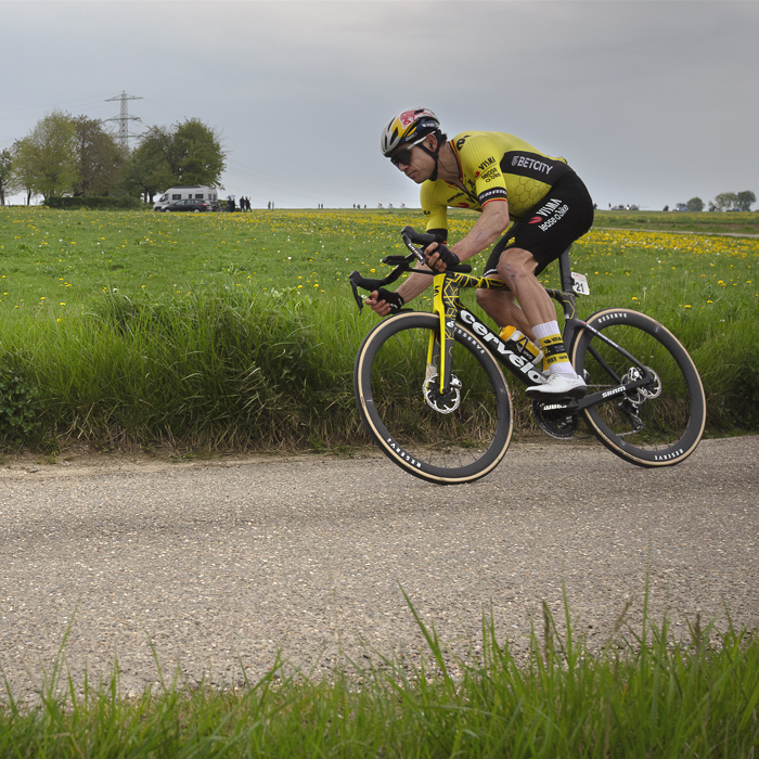 Amstel Gold Race 2025 - Wout van Aert banks as he corners at speed