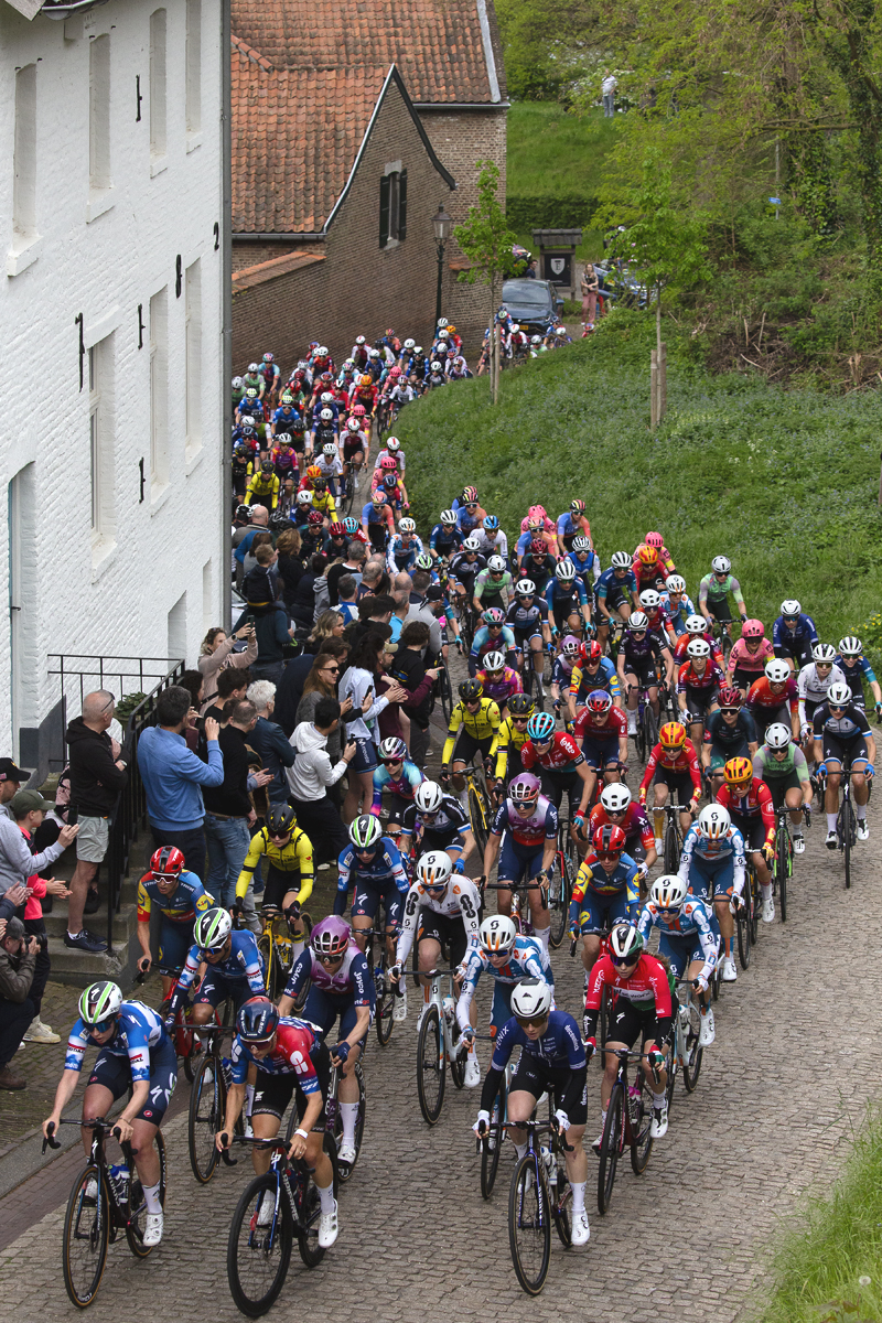 Amstel Gold Race Ladies Edition 2024 - The peloton snakes up the Maasberg