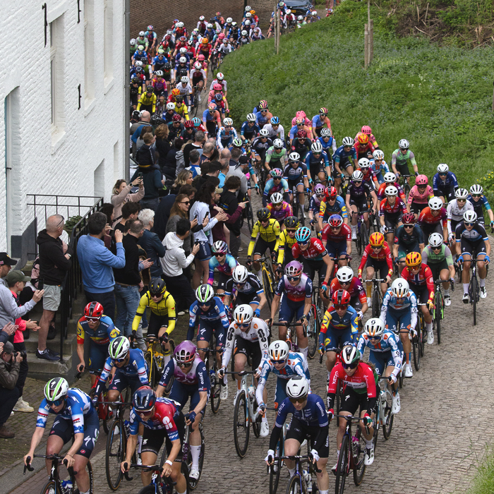 Amstel Gold Race Ladies Edition 2024 - The peloton snakes up the Maasberg