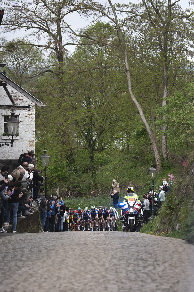 Amstel Gold Race Ladies Edition 2024 - The peloton comes into view on the cobbled climb of the Maasberg