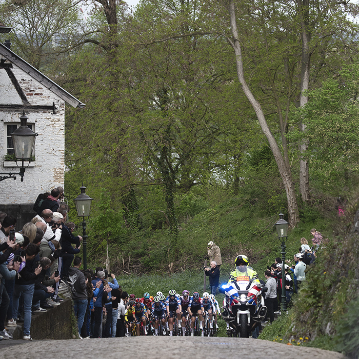 Amstel Gold Race Ladies Edition 2024 - The peloton comes into view on the cobbled climb of the Maasberg