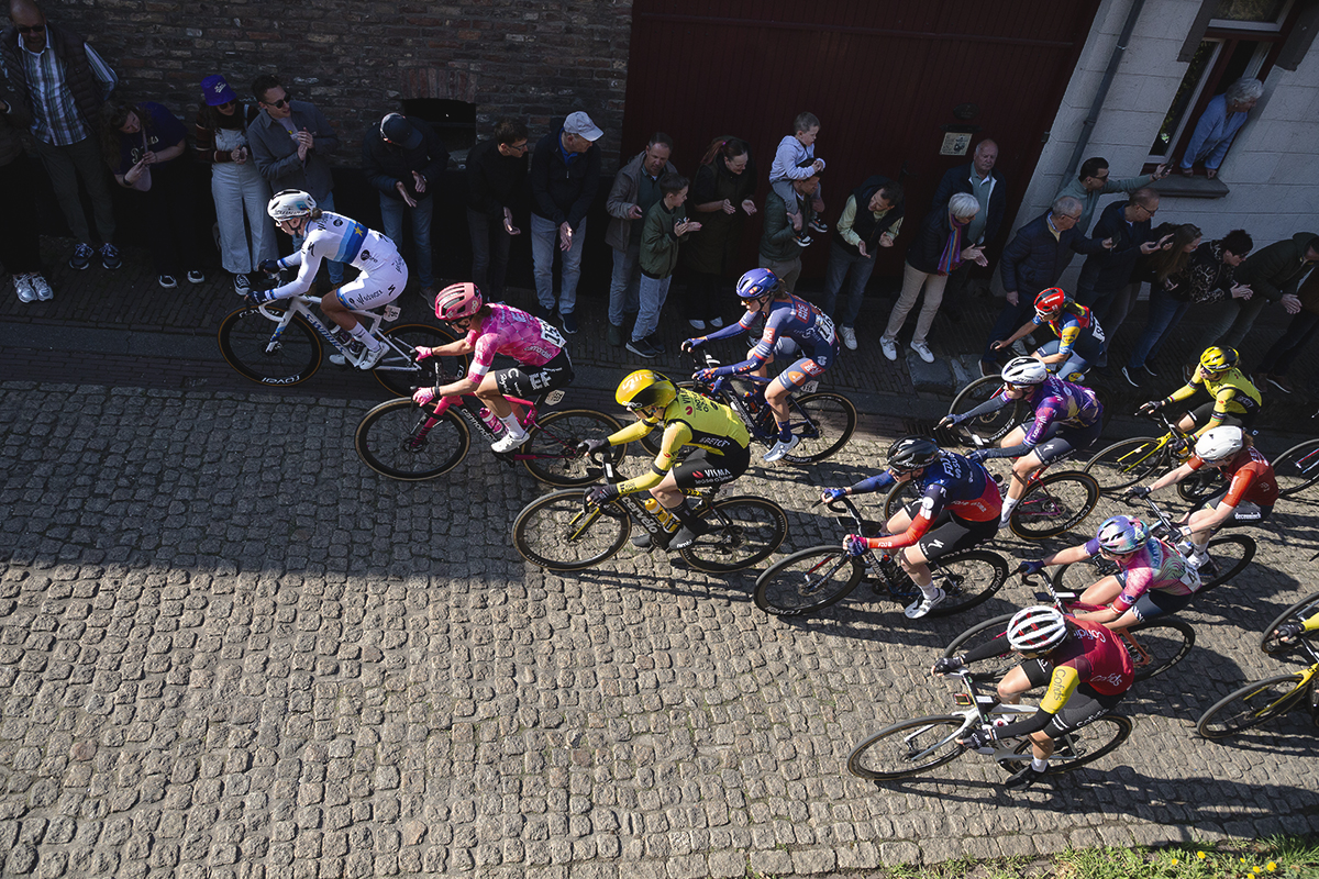 Amstel Gold Race Ladies Edition 2025 - The race is viewed from an elevated position on Maasberg