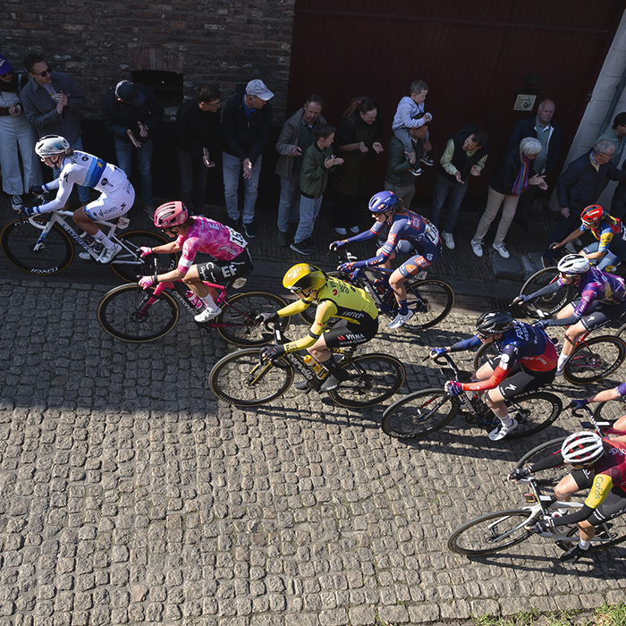 Amstel Gold Race Ladies Edition 2025 - The race is viewed from an elevated position on Maasberg
