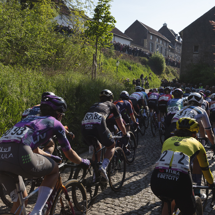 Amstel Gold Race Ladies Edition 2025 - The peloton seen from behind as it makes its way up the cobbled climb of Maasberg