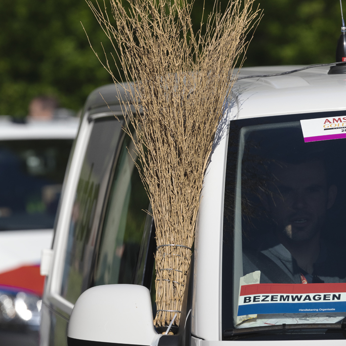 Amstel Gold Race Ladies Edition 2025 - The Bezemwagen follows the race, Bezum aloft