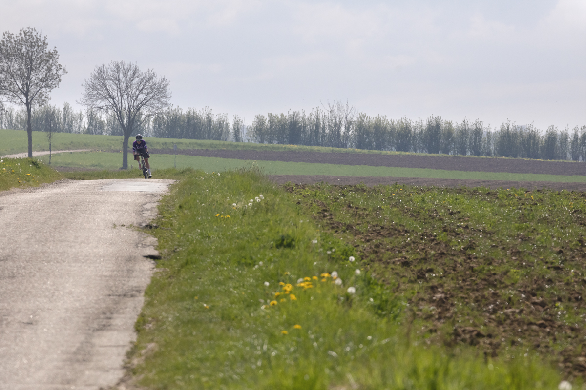 Amstel Gold Race Ladies Edition 2025 - A lone rider makes her way down Scheumerweg