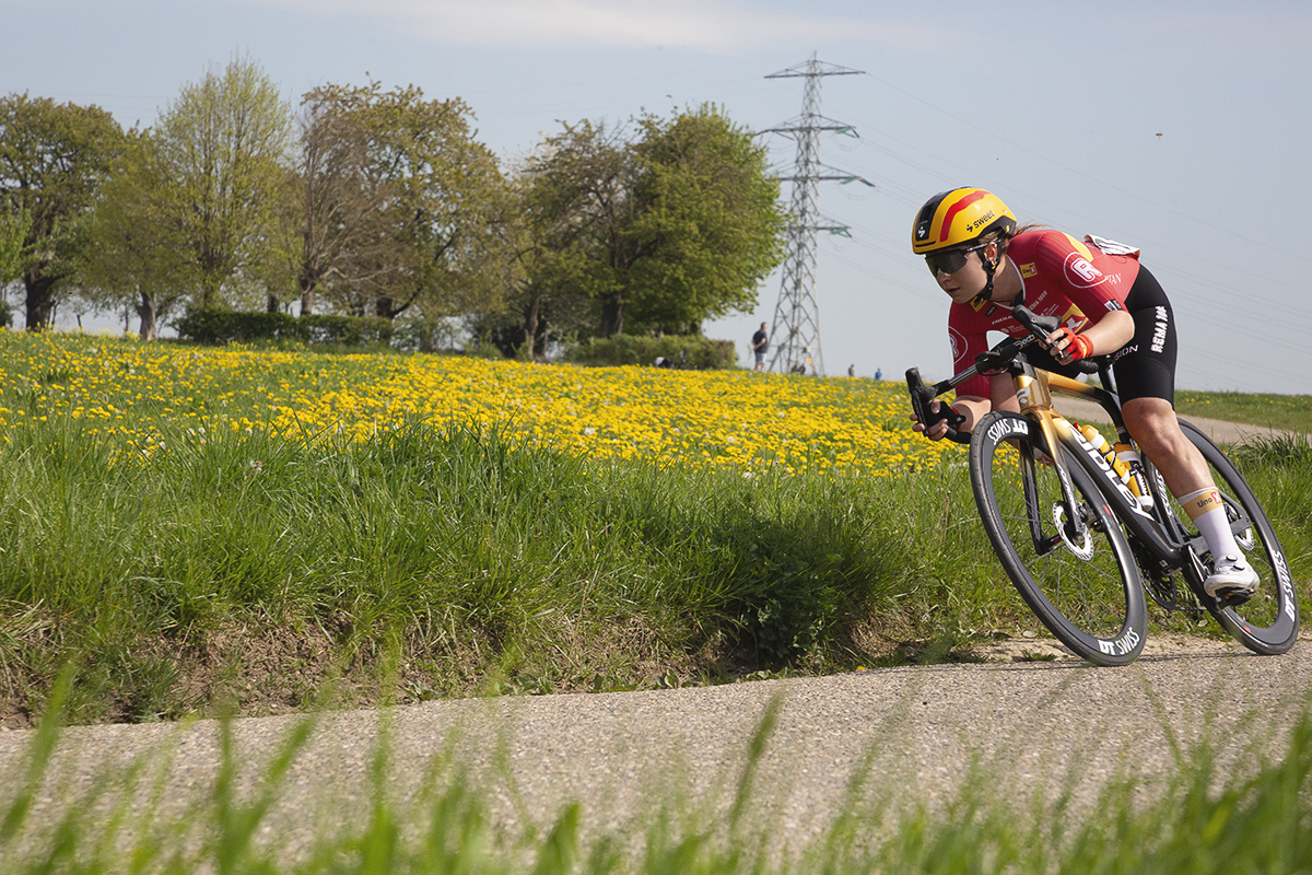 Amstel Gold Race Ladies Edition 2025 - Simone Boilard of Uno-X Mobility assumes a tuck position as she speeds down Scheumerweg
