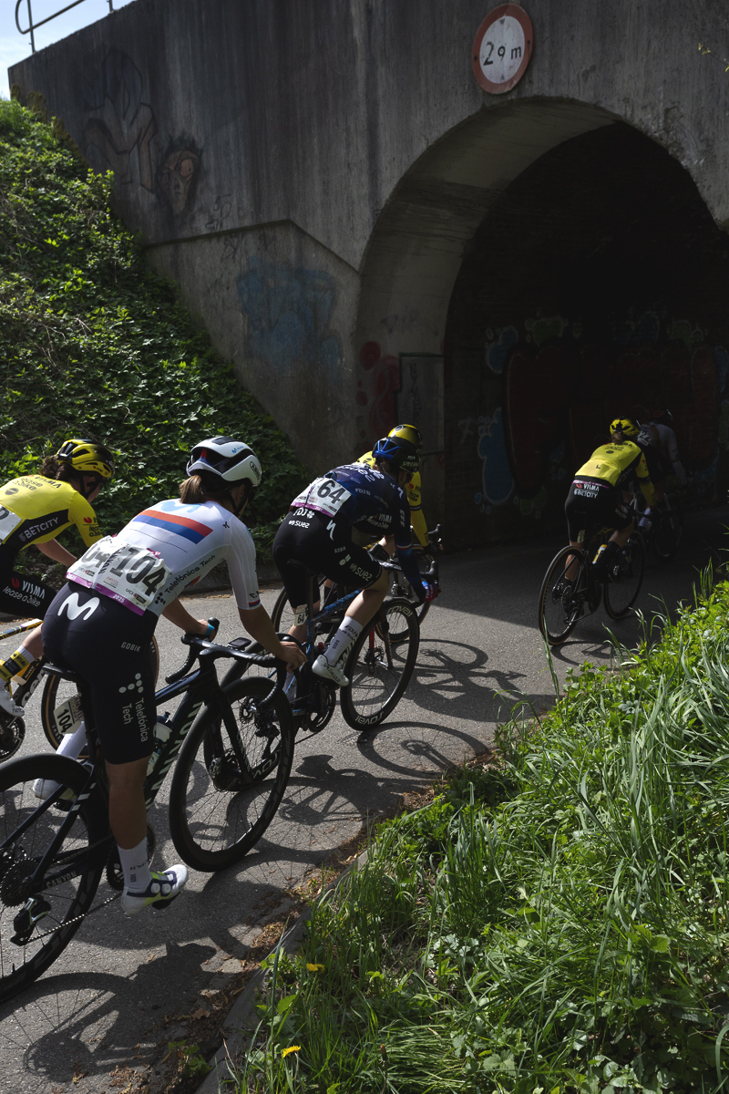 Amstel Gold Race Ladies Edition 2025 - The riders descend into a tunnel to Schoonbron