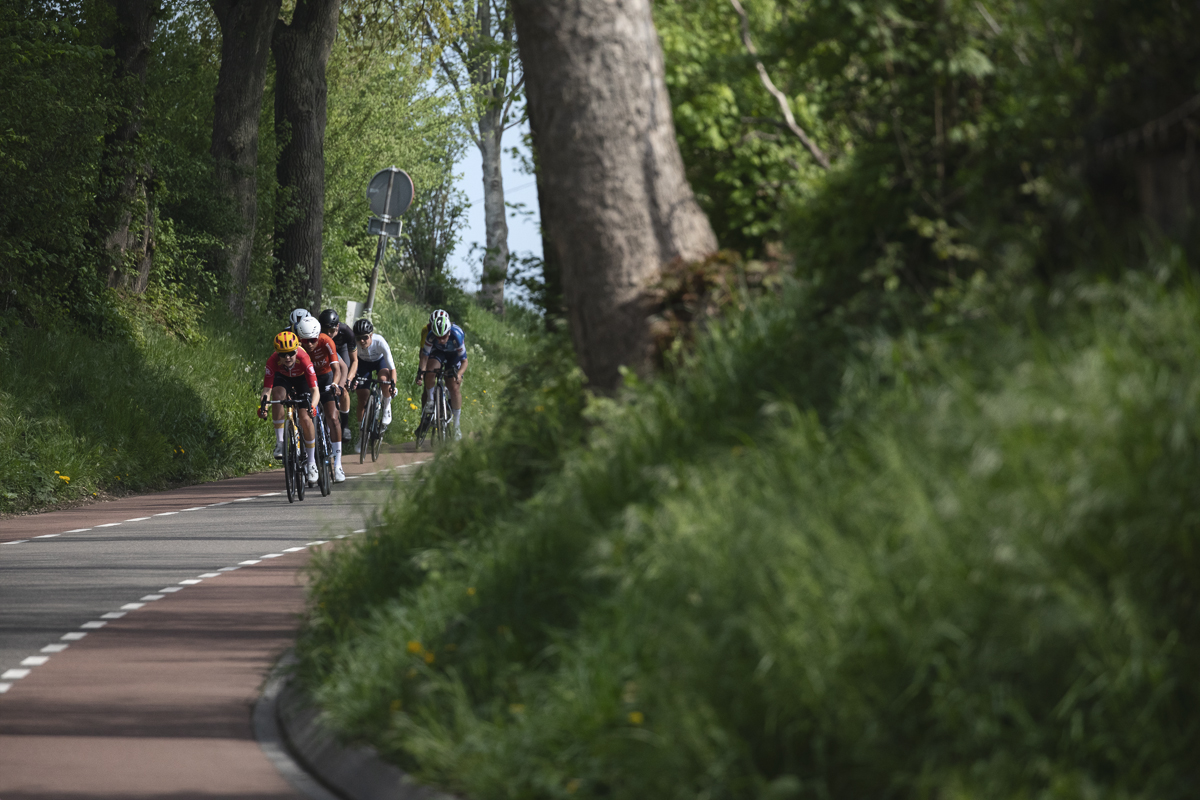 Amstel Gold Race Ladies Edition 2025 - Riders are framed by high roadside banks and trees outside Schoonbron