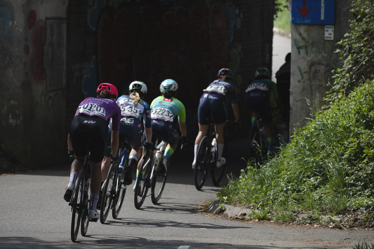 Amstel Gold Race Ladies Edition 2025 - Riders descend into a narrow road tunnel on the outskirts of Schoonbron