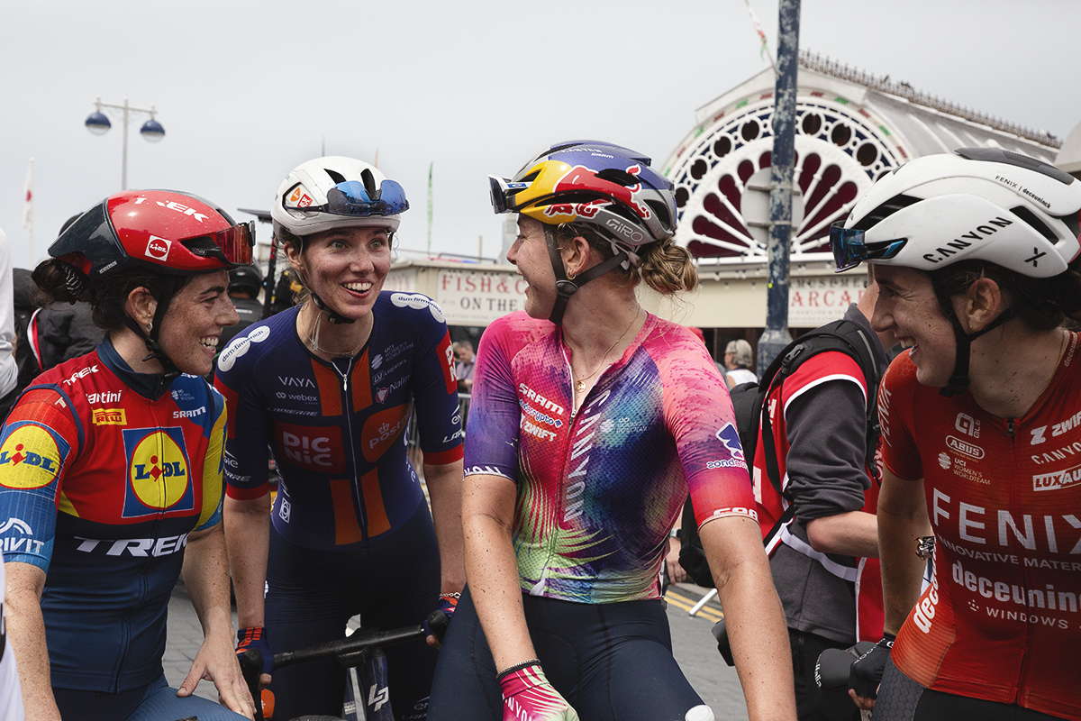 British National Road Championships 2025 - Road Race - Women - Pfeiffer Georgi, Anna Henderson & Zoe Bäckstedt congratulate Millie Couzens in front of the pier after the race
