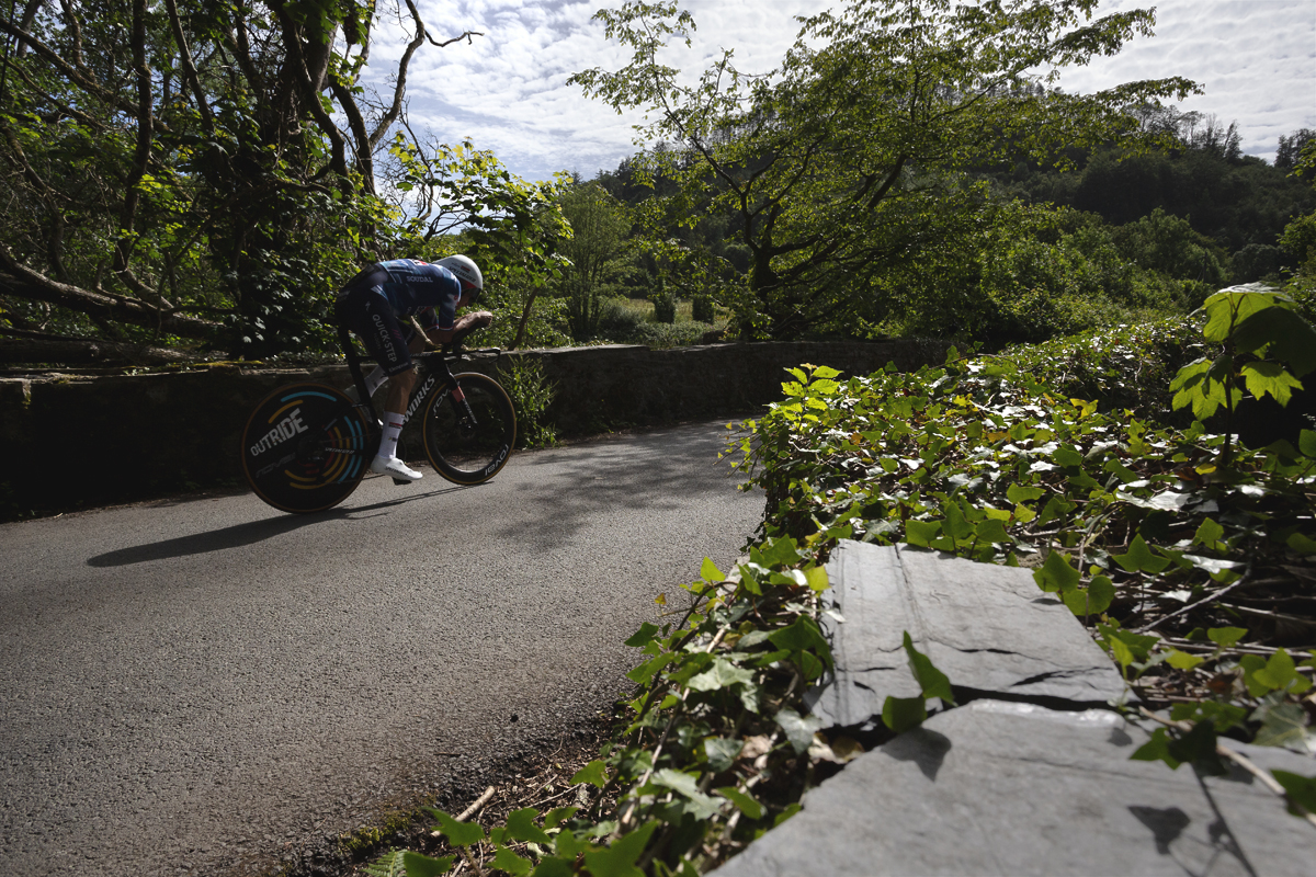 British National Road Championships 2025 - Time Trial - Elite Men - Ethan Hayter of Soudal Quick-Step approaches a narrow bridge during the event