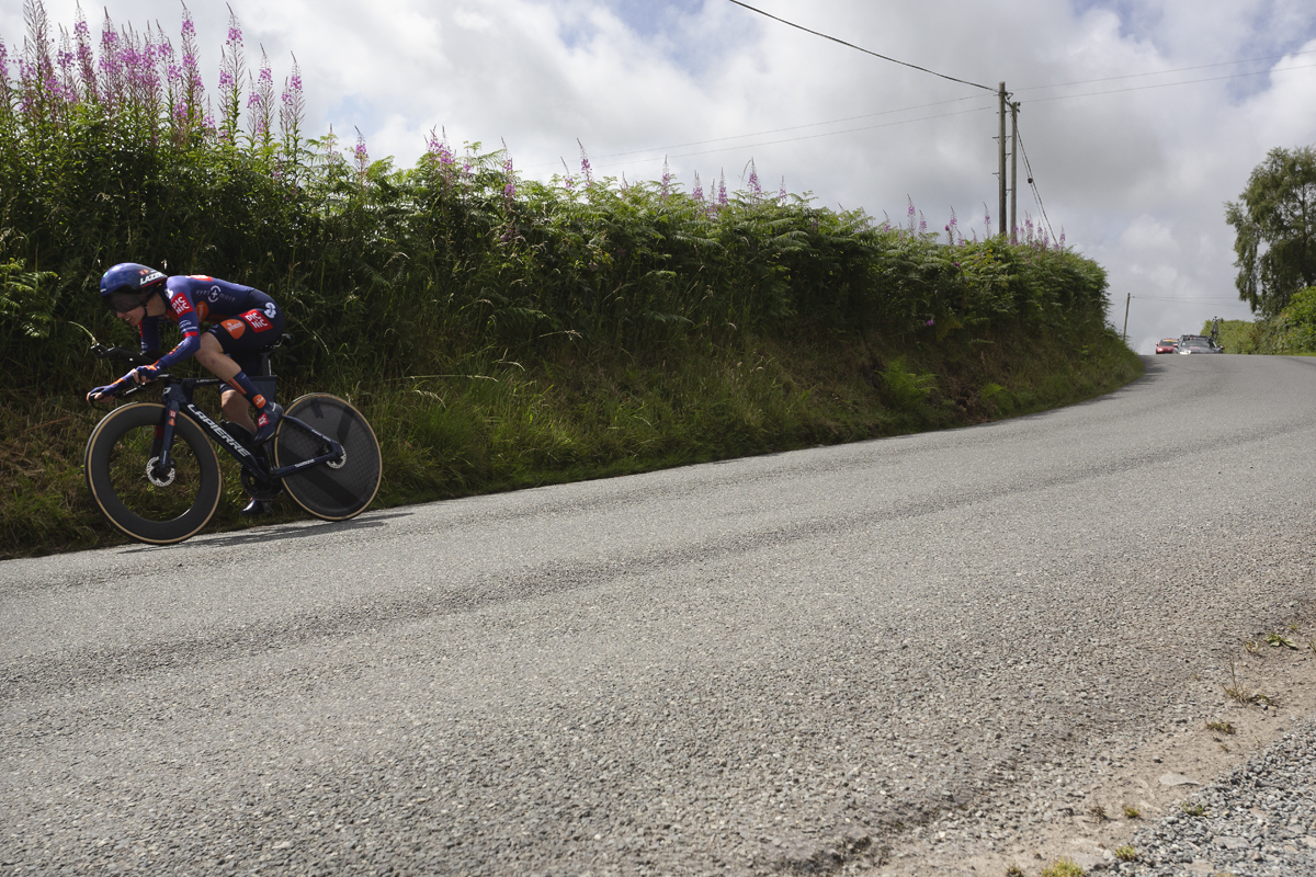 British National Road Championships 2025 - Time Trial - Elite Women - Pfeiffer Georgi passes by hedgerow flowers during the race