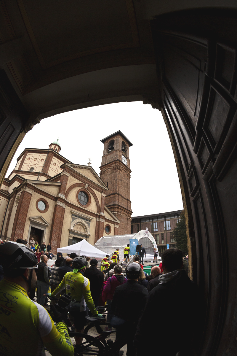 Coppa Bernocchi 2024 - Spectators watch riders at the team presentation outside the Basilica di San Mango