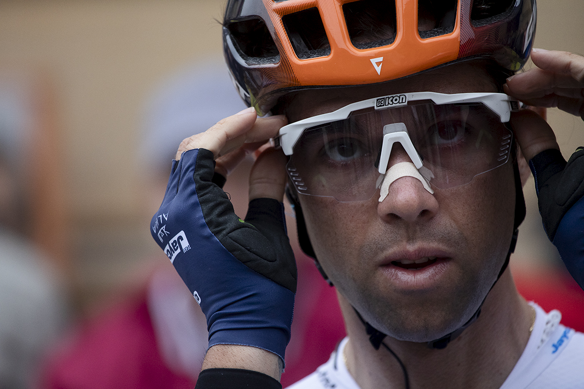 Coppa Bernocchi 2024 - Michael Matthews adjusts his sunglasses before the team presentations