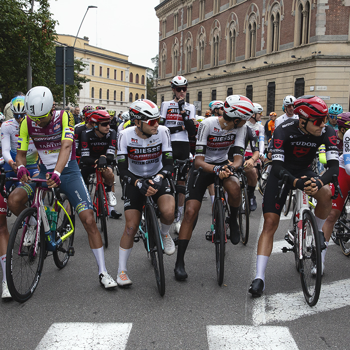 Coppa Bernocchi 2024 - Riders line up on the race start line