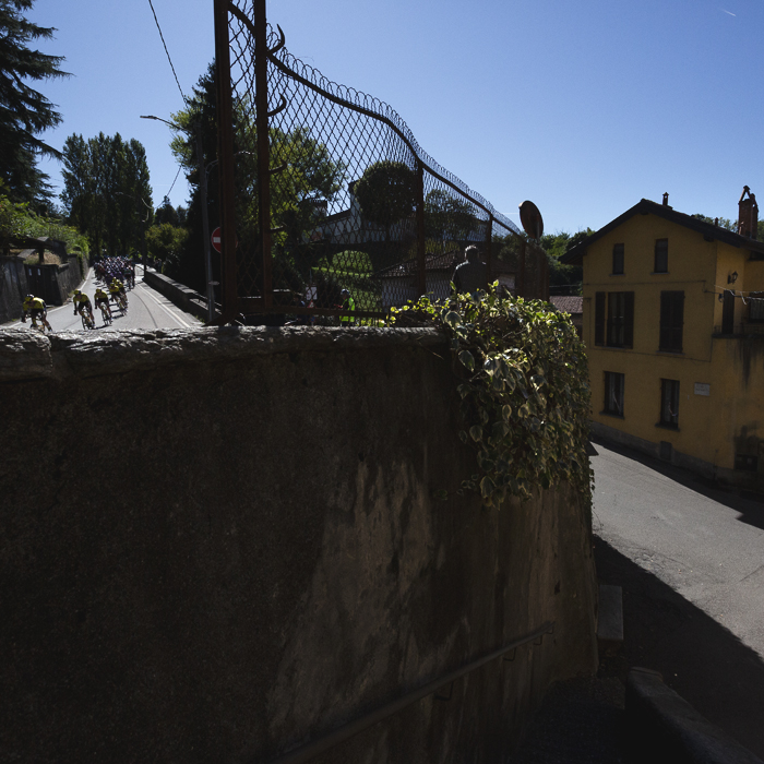 Coppa Bernocchi 2025 - Riders seen from a lower road as they race through Castiglione Olona