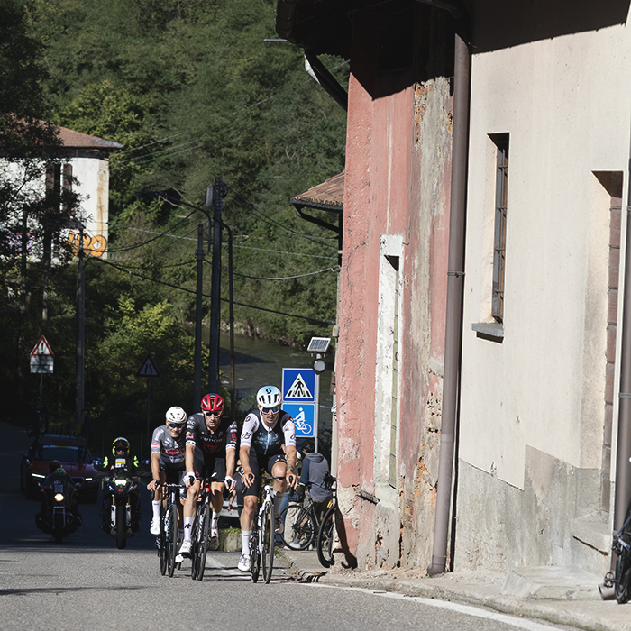 Coppa Bernocchi 2025 - The breakaway passes by buildings painted in pastel colours in Castiglione Olona