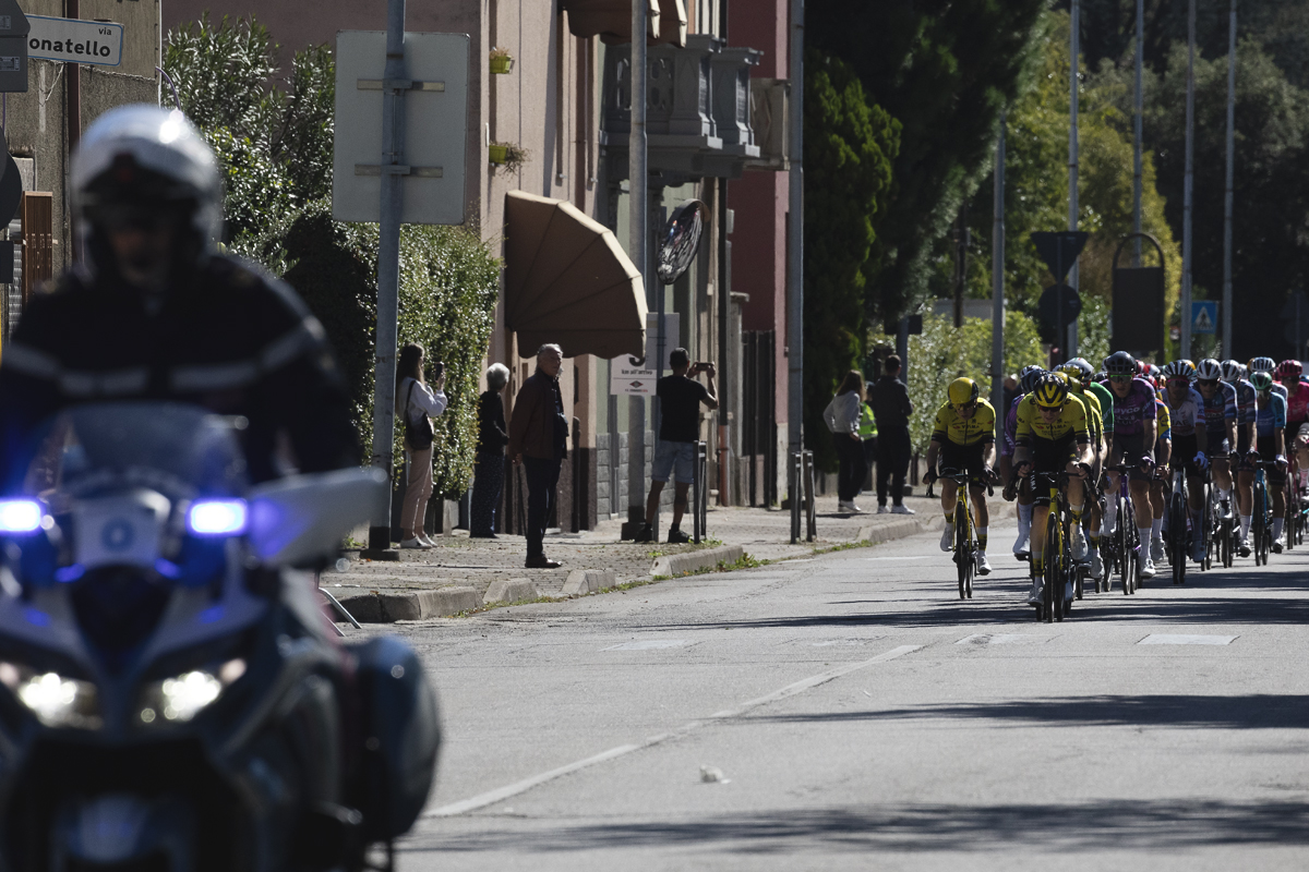 Coppa Bernocchi 2025 - The riders are watched by passers by as they make their way out of Legnano