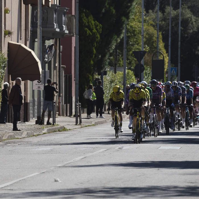 Coppa Bernocchi 2025 - The riders are watched by passers by as they make their way out of Legnano