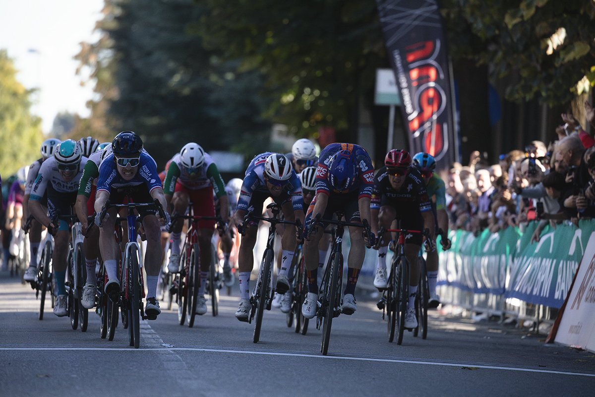 Coppa Bernocchi 2025 - Riders lunge for the line in Legnano