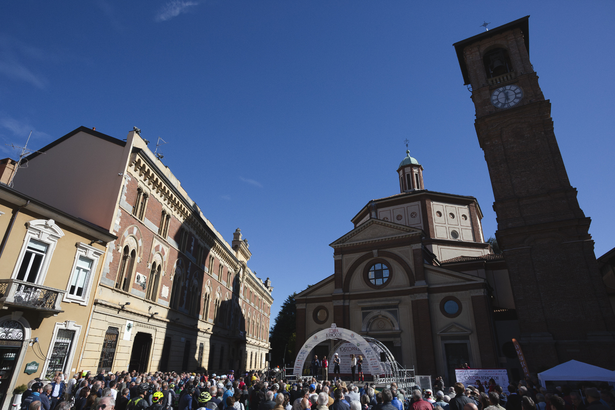 Coppa Bernocchi 2025 - Fans gather in the square in front of the Basilica di San Magno to watch the podium presentations