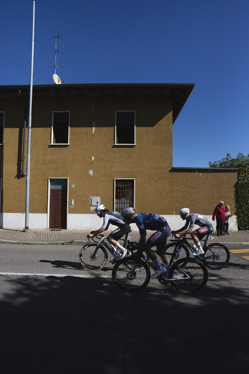 Coppa Bernocchi 2025 - An old couple cheer on the breakaway on the outskirts of Legnano