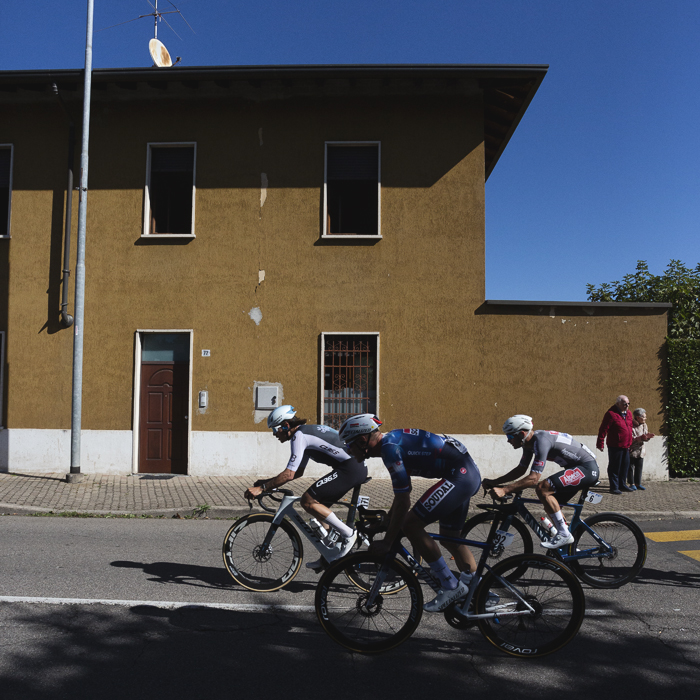 Coppa Bernocchi 2025 - An old couple cheer on the breakaway on the outskirts of Legnano