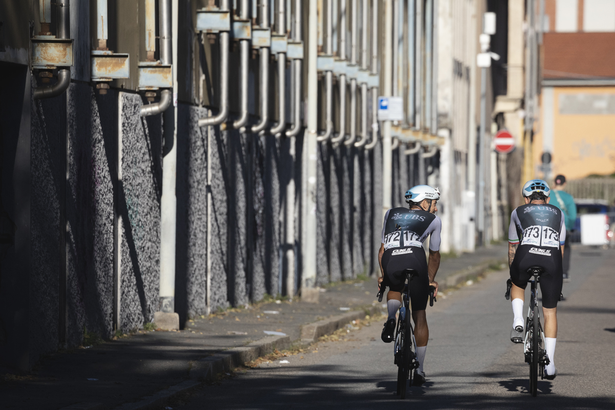Coppa Bernocchi 2025 - David González & Giacomo Nizzolo talk to each other on their way back to the team bus