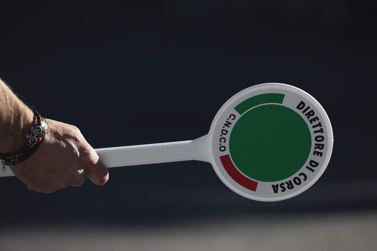 Coppa Bernocchi 2025 - A steward holds a sign aloft that reads Direttore di Corsa