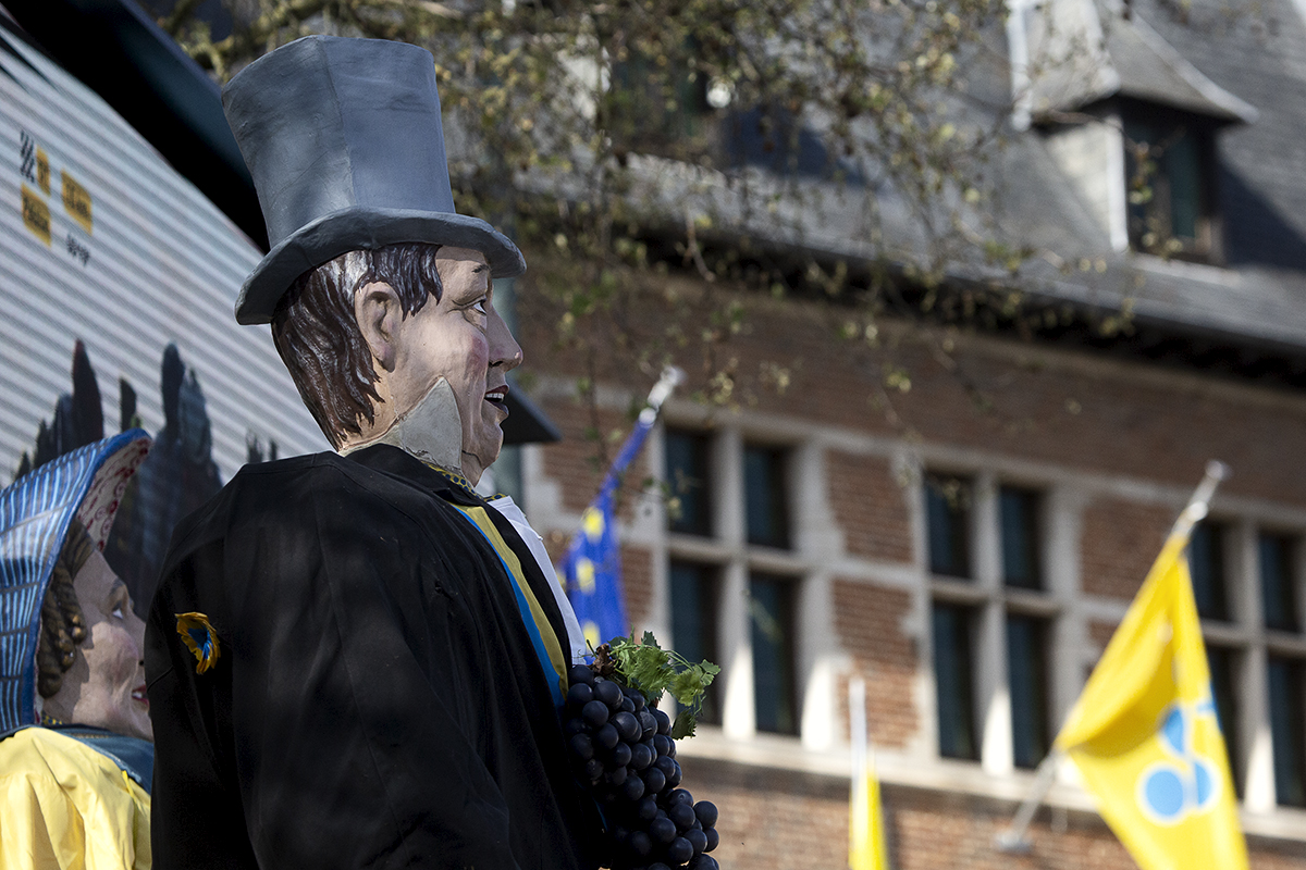 De Brabantse Pijl 2024 - A traditional hand made giant statue of a man in a top hat adorns the square in Overijse