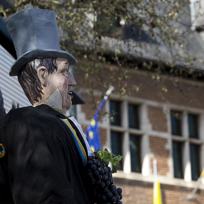 De Brabantse Pijl 2024 - A traditional hand made giant statue of a man in a top hat adorns the square in Overijse