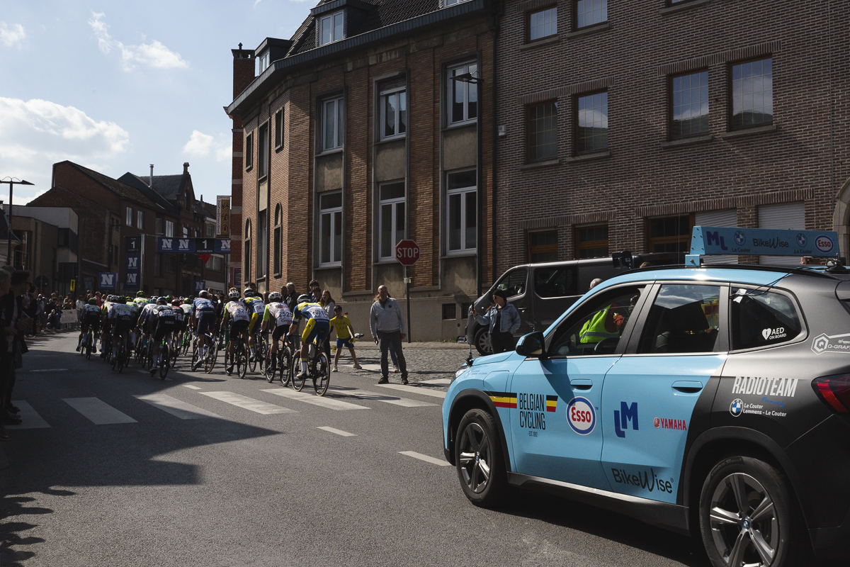 De Brabantse Pijl 2025 - The peloton seen from behind followed by a Belgium Cycling branded car