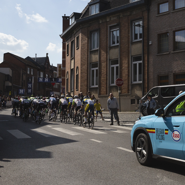 De Brabantse Pijl 2025 - The peloton seen from behind followed by a Belgium Cycling branded car
