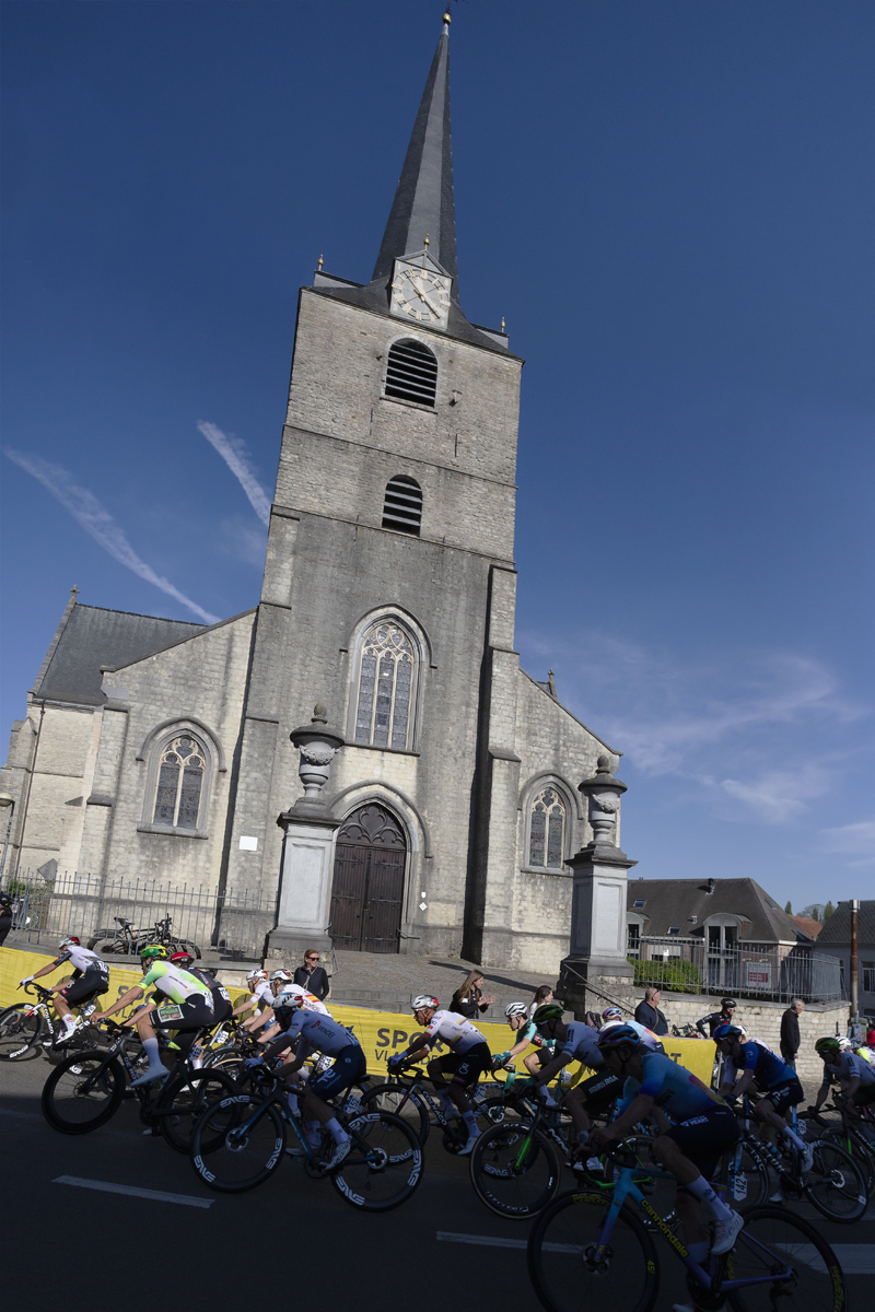 De Brabantse Pijl 2025 - Riders pass in front of the church in Overijse