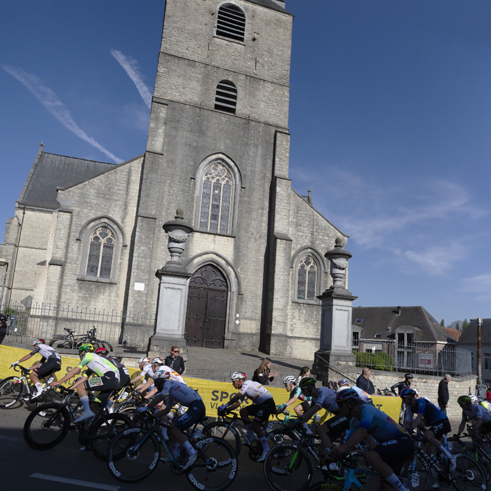 De Brabantse Pijl 2025 - Riders pass in front of the church in Overijse