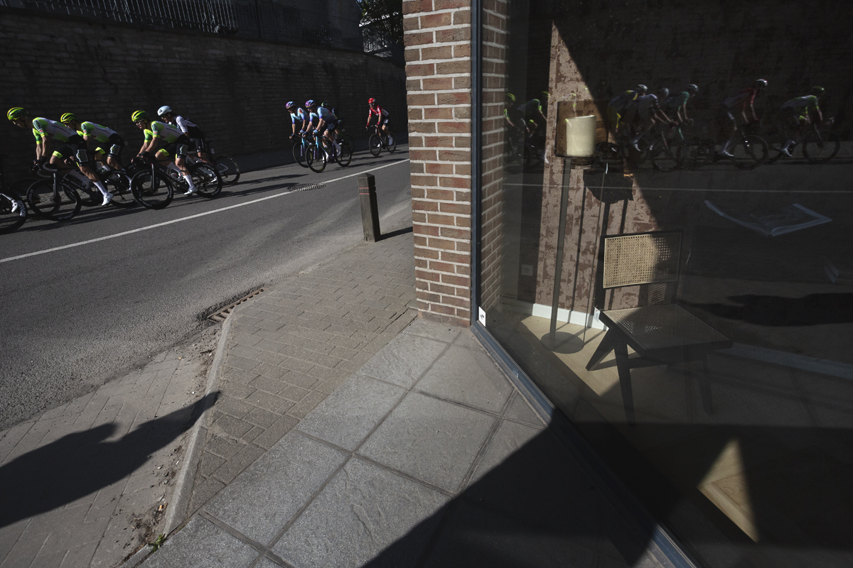 De Brabantse Pijl 2025 - The race is reflected in a shop window in Overijse