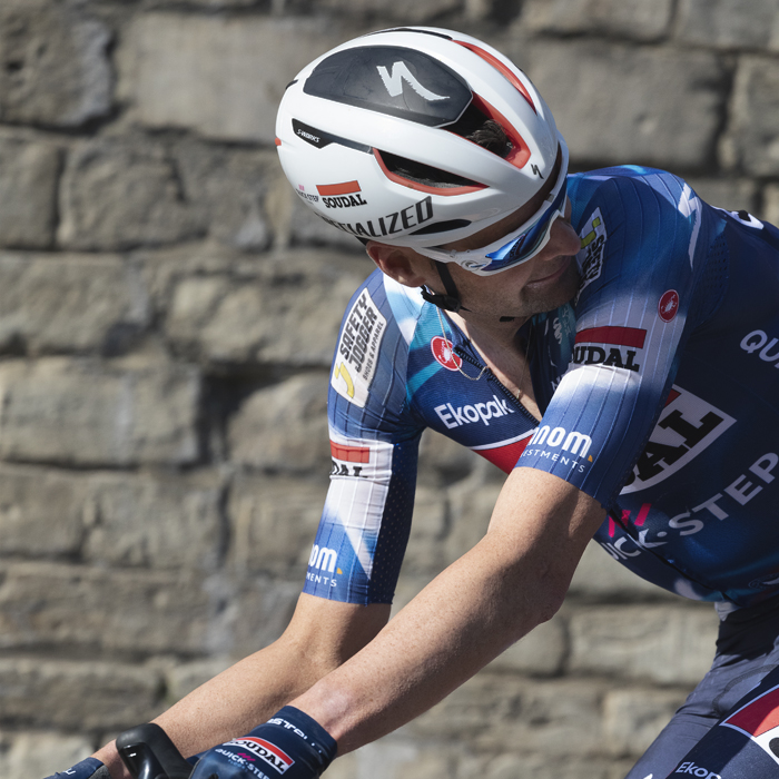 De Brabantse Pijl 2025 - Pieter Serry looks behind to check his race position