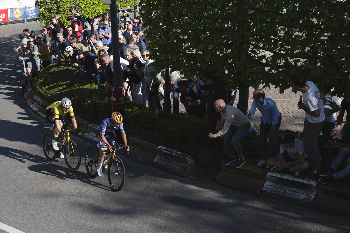 De Brabantse Pijl 2025 - Remco Evenepoel & Wout Van Aert are encouraged on by enthusiastic fans