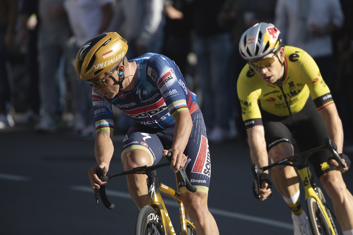 De Brabantse Pijl 2025 - Remco Evenepoel glances behind to see his rival Wout Van Aert close behind him