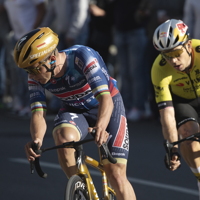 De Brabantse Pijl 2025 - Remco Evenepoel glances behind to see his rival Wout Van Aert close behind him