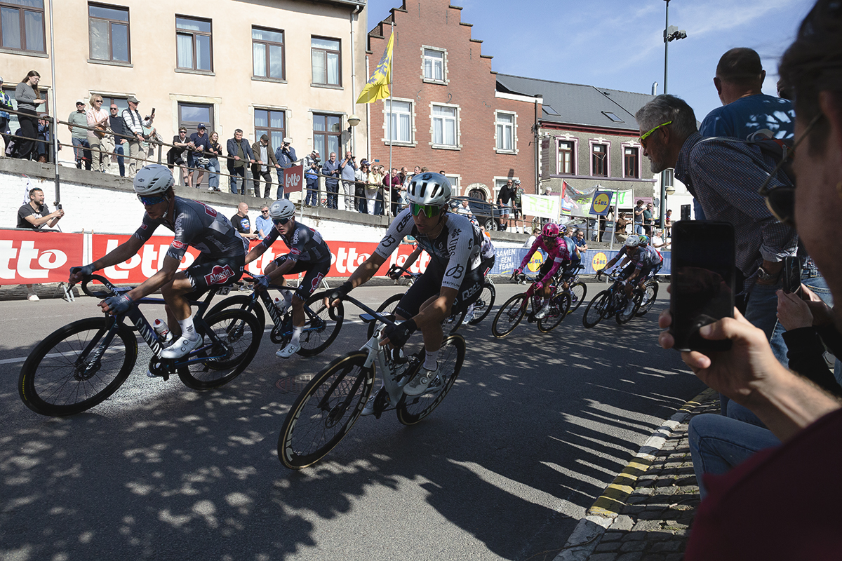 De Brabantse Pijl 2025 - Riders seen from the inside of one of the tight bends on the S-Bocht in Overijse