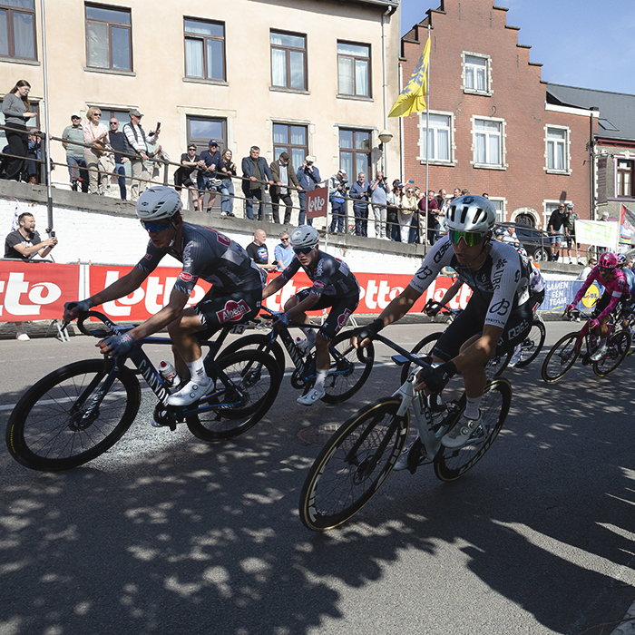 De Brabantse Pijl 2025 - Riders seen from the inside of one of the tight bends on the S-Bocht in Overijse