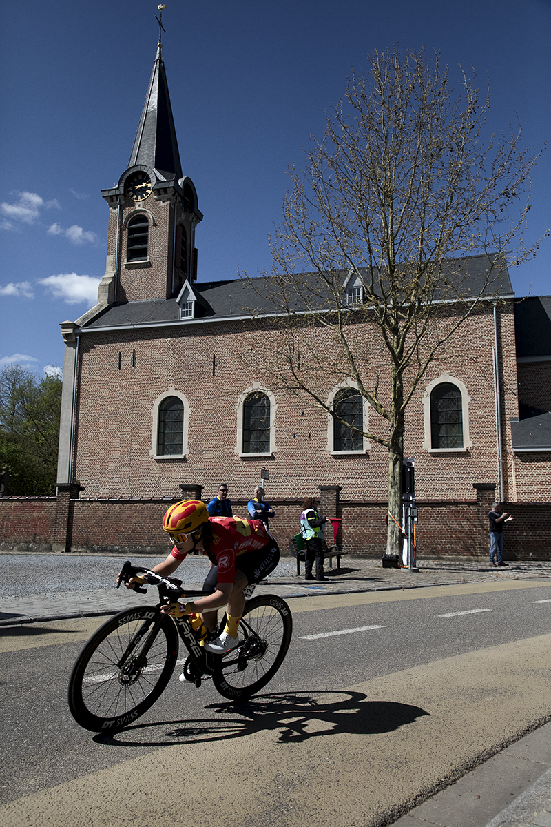 De Brabantse Pijl Vrouwen 2024 - Simone Boilard of Uno-X Mobility descends past a church