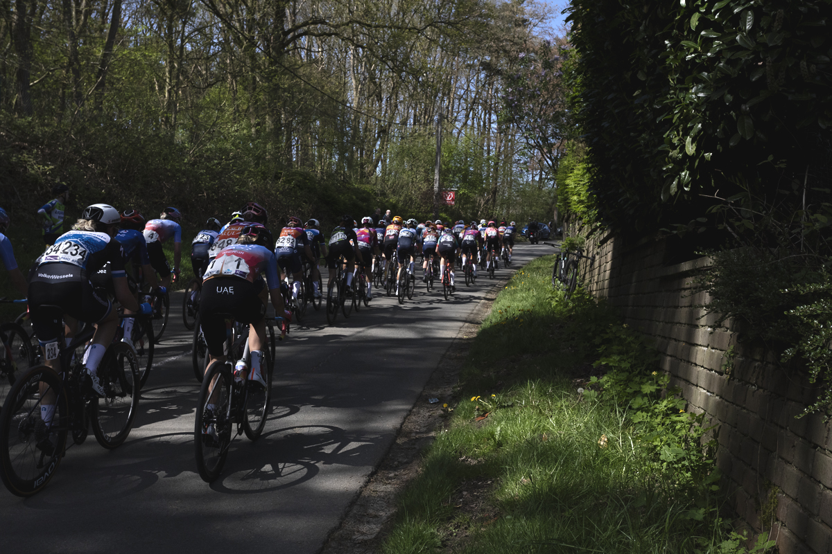De Brabantse Pijl Vrouwen 2024 - Dappled light shines on the peloton on Holstheide