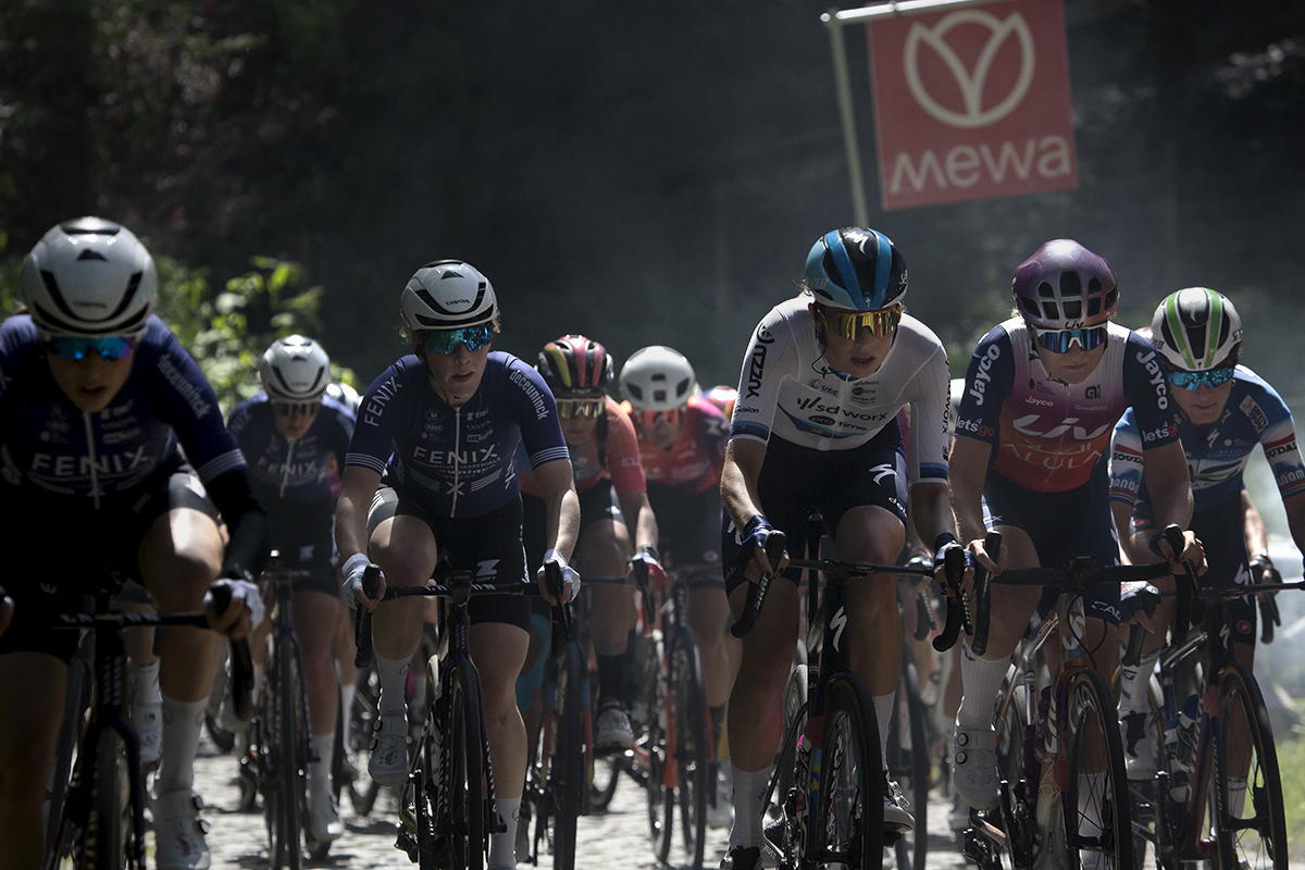 De Brabantse Pijl Vrouwen 2024 - A group of riders including Mischa Bredewold wearing the European Champion’s jersey on Moskestraaat